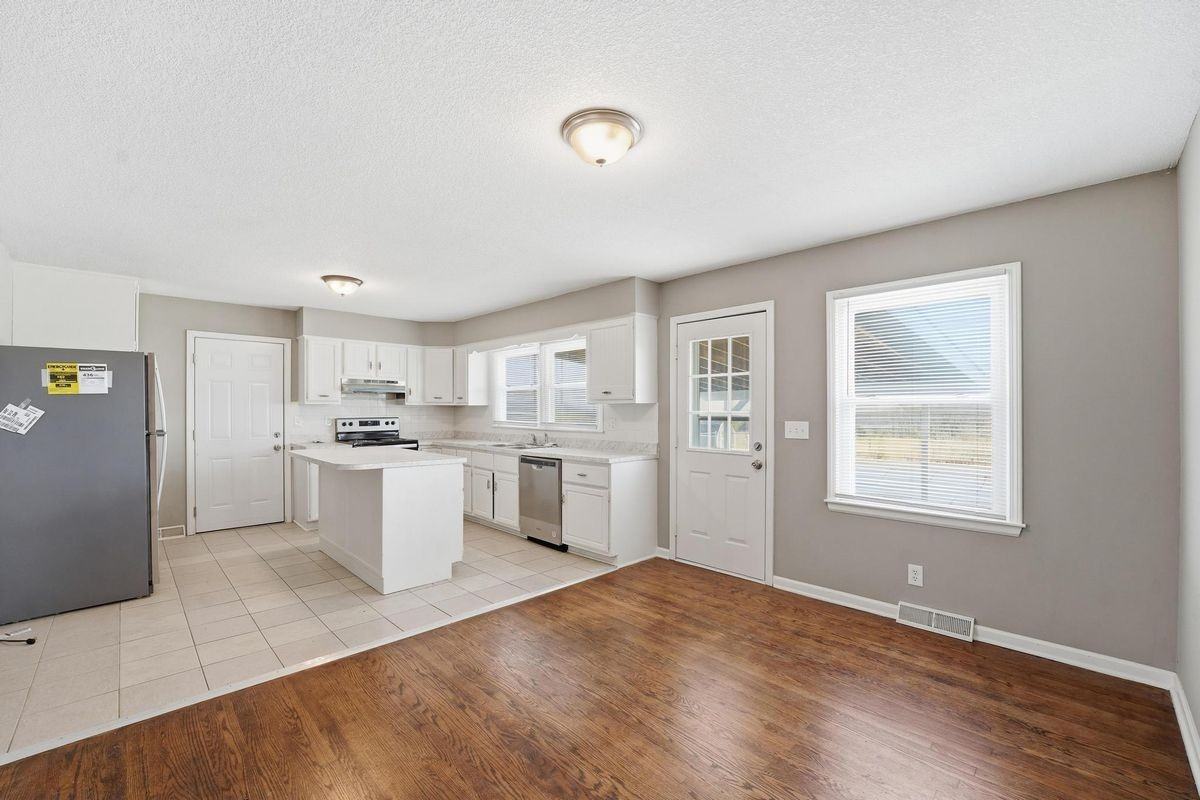 20103 S State Route 291 - Photo 3 of 37