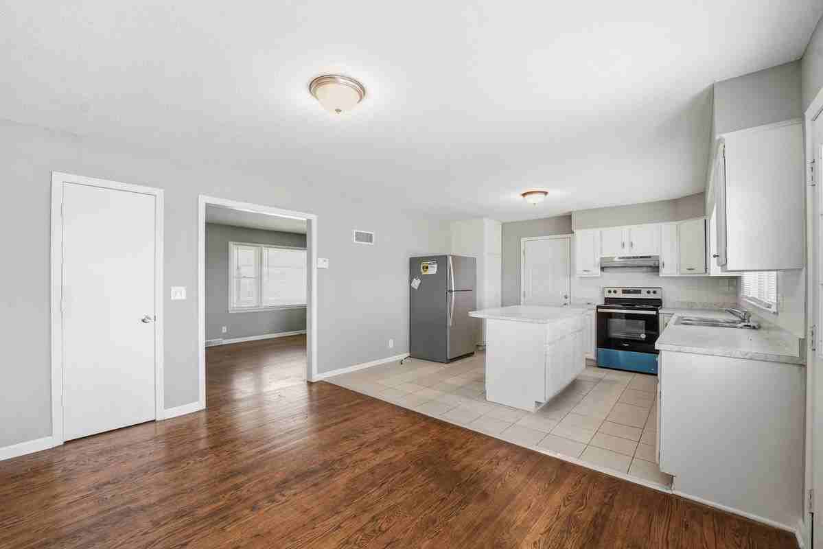 20103 S State Route 291 - Photo 4 of 37