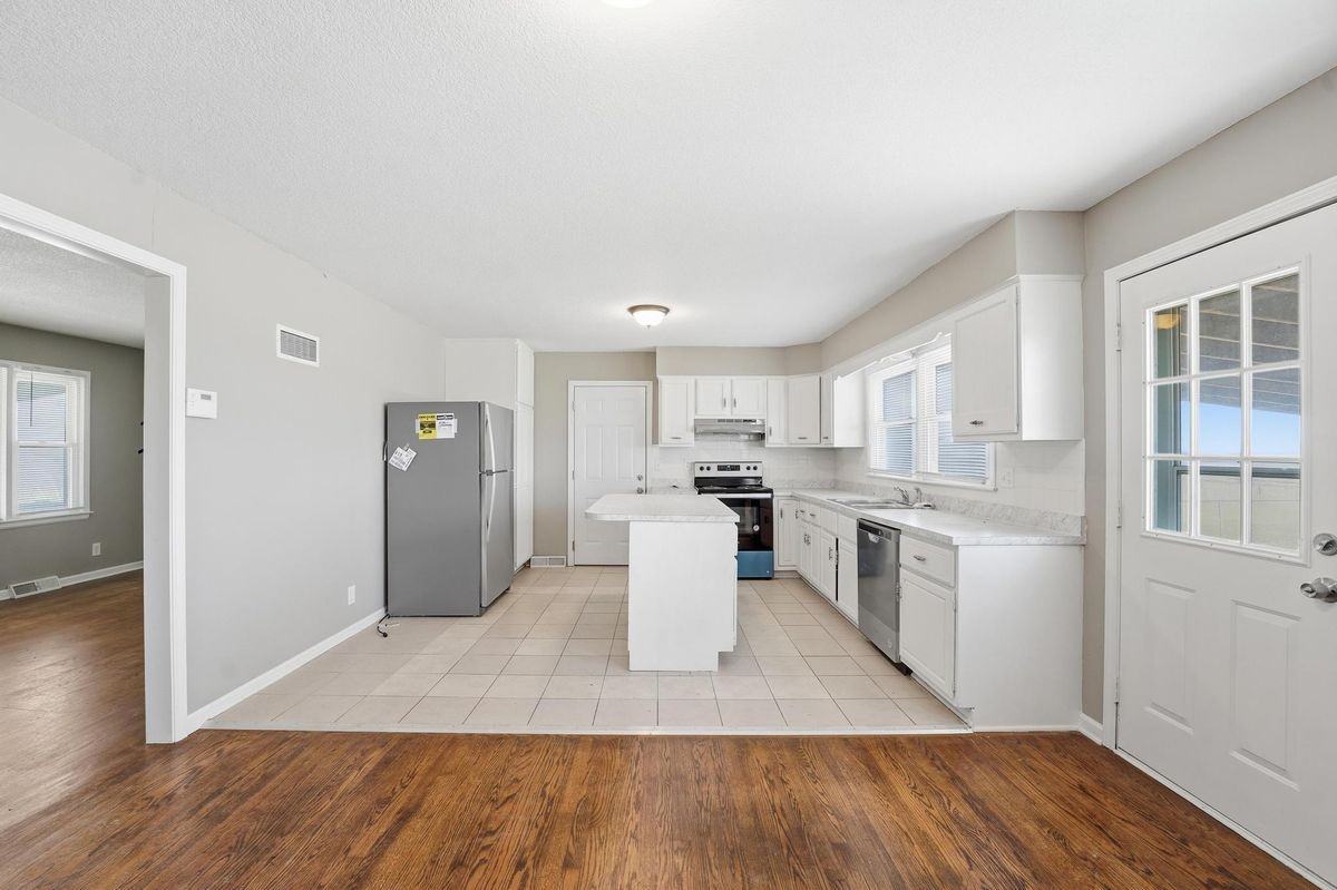 20103 S State Route 291 - Photo 5 of 37