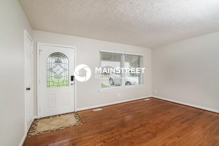 1303 Woodcreek Dr - Photo 3 of 15