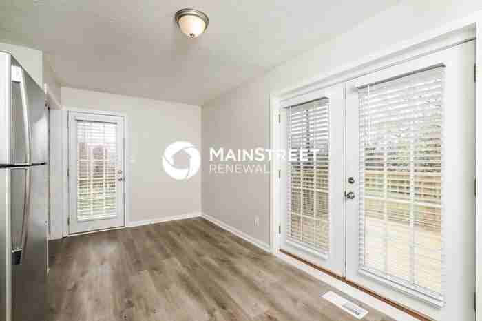 1303 Woodcreek Dr - Photo 5 of 15