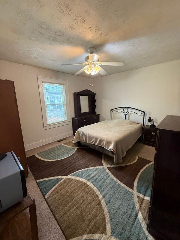 2340 Newnan St - Photo 2 of 9