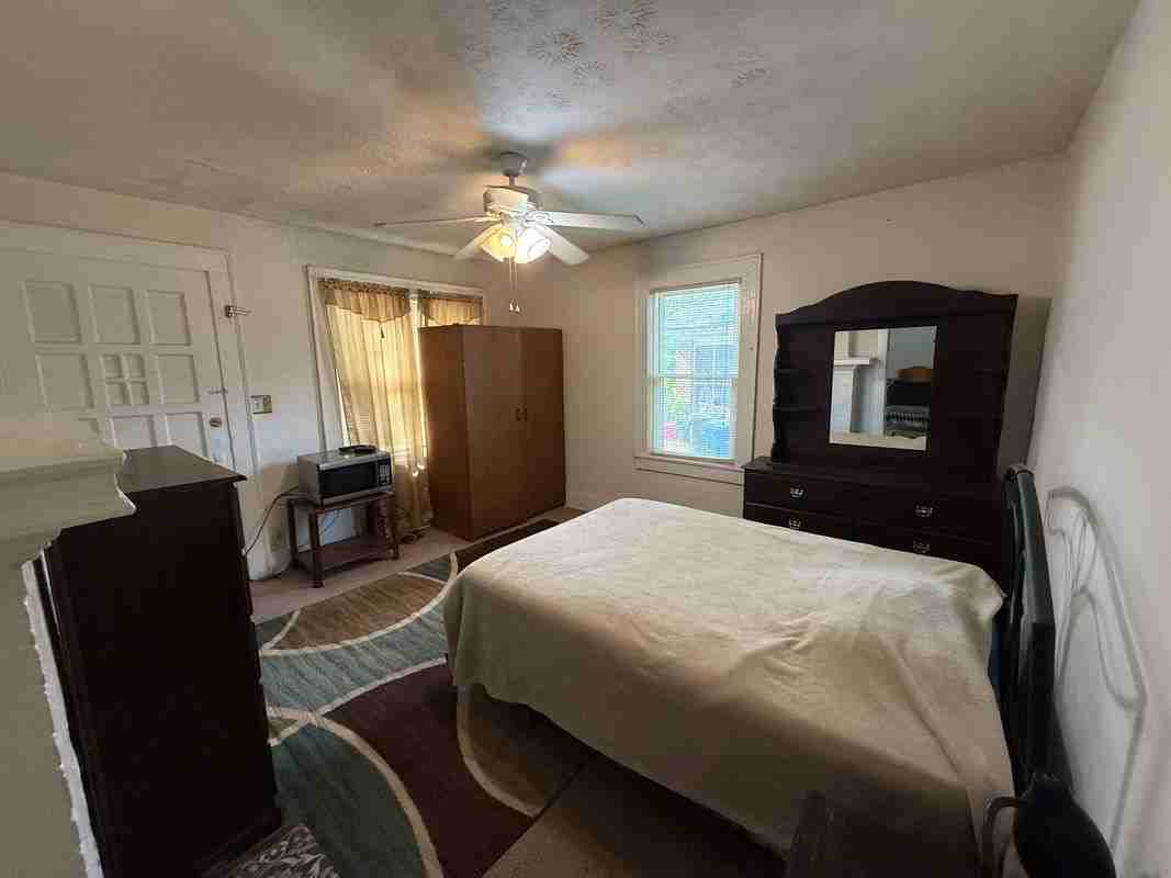 2340 Newnan St - Photo 3 of 9