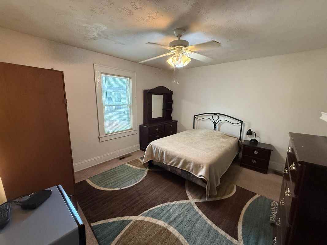 2340 Newnan St - Photo 5 of 9