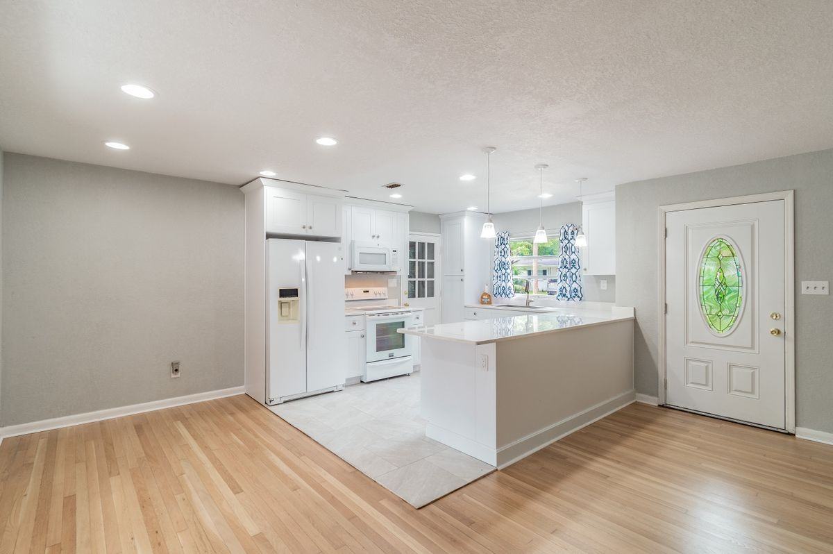 4511 S Cameron Ave - Photo 4 of 18