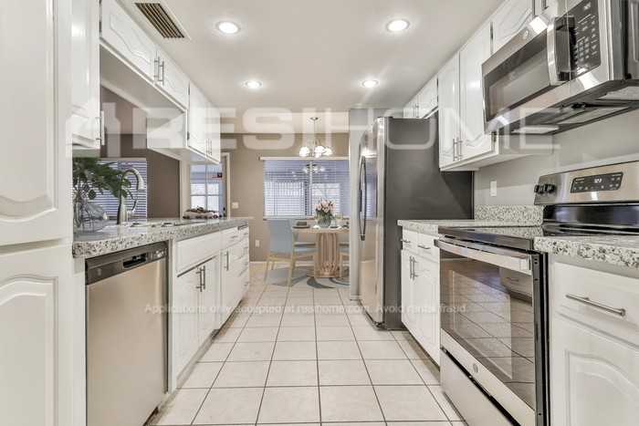 3802 S Shannon Dr - Photo 3 of 20