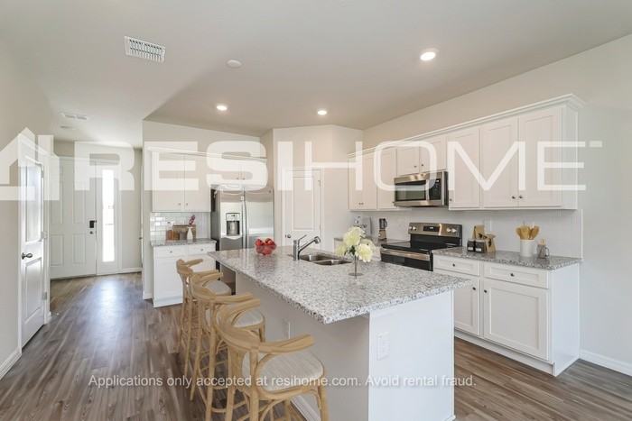 28421 Wave Crest Pl - Photo 5 of 18