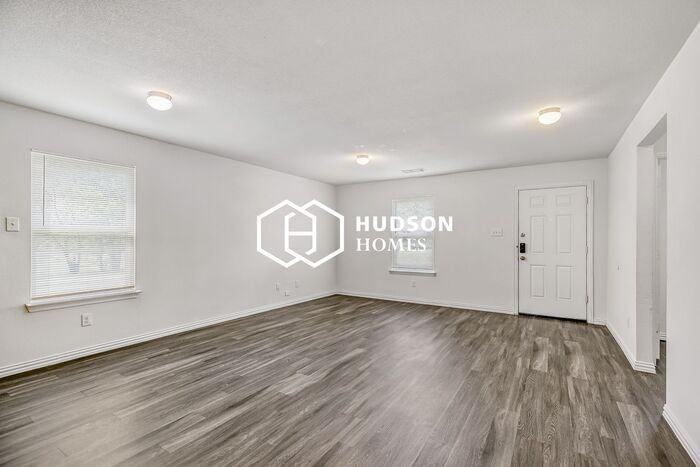 1123 Division St - Photo 3 of 14