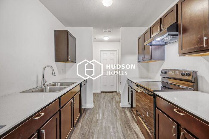 1123 Division St - Photo 4 of 14