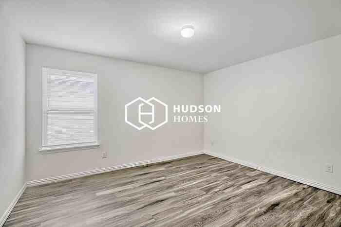 1123 Division St - Photo 6 of 14