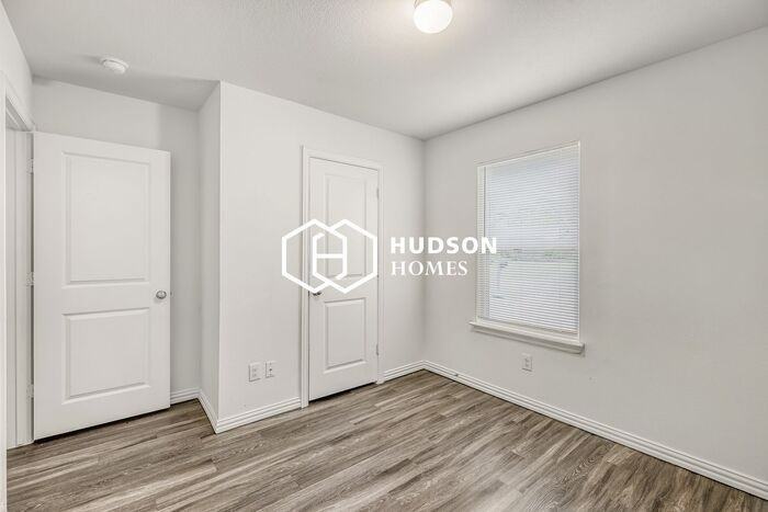 1123 Division St - Photo 7 of 14