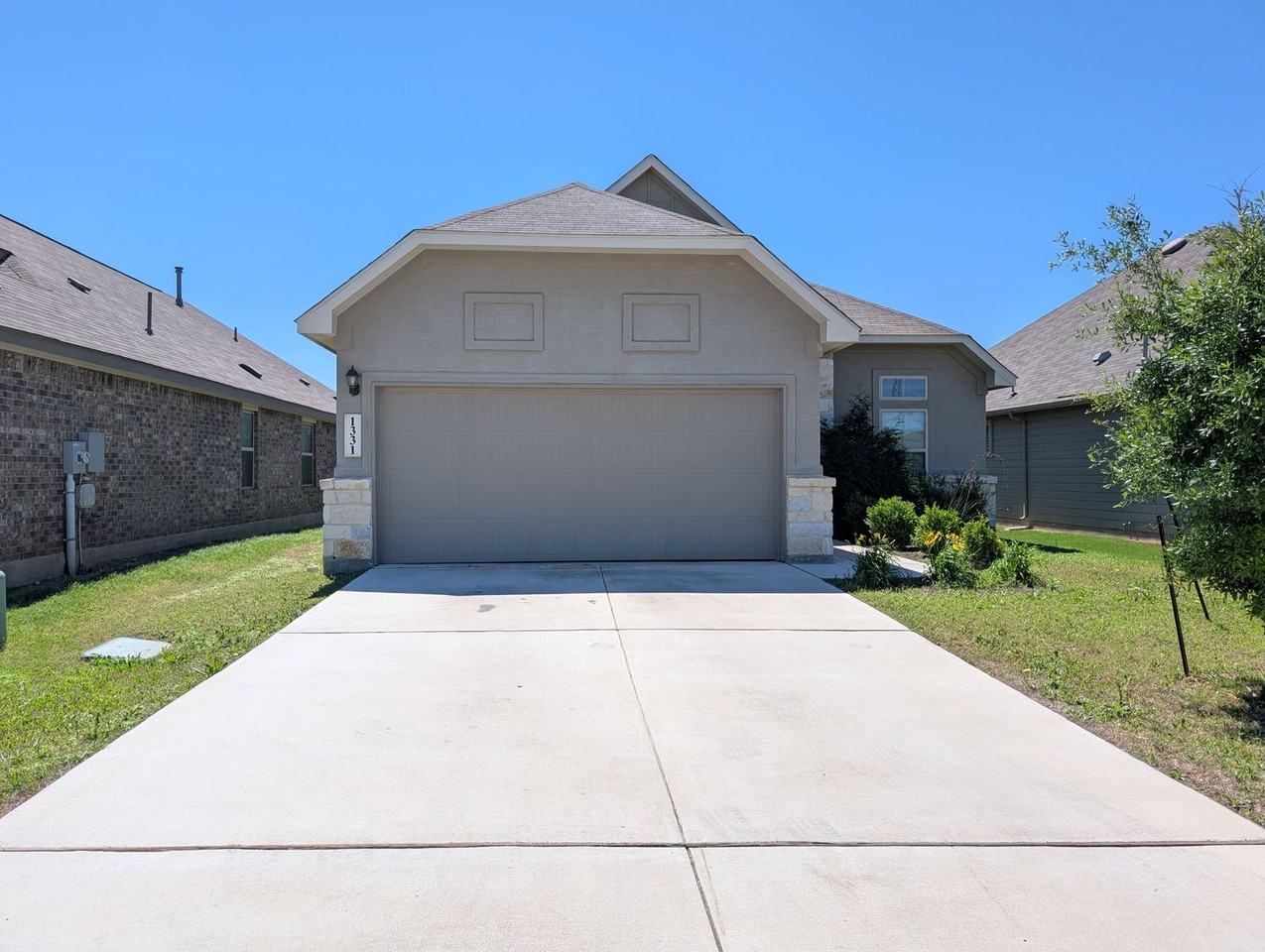 1331 Hillsong St - Photo 2 of 25