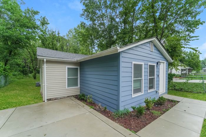 1033 Gaither Pl Nw - Photo 3 of 11