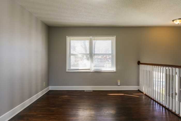 913 N Arapaho St - Photo 2 of 12