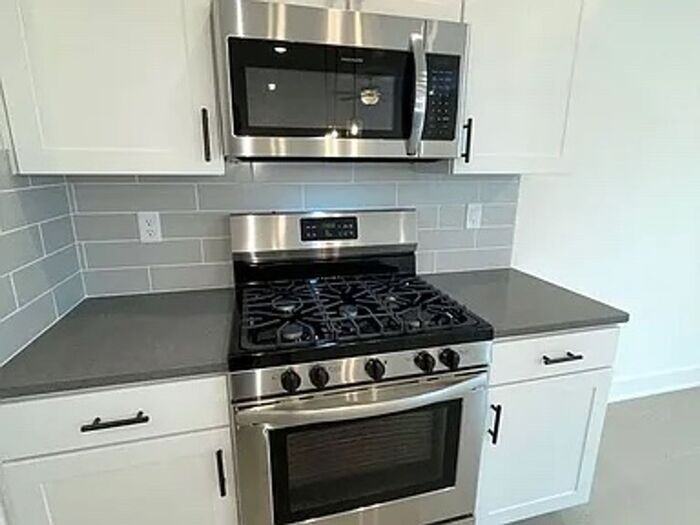 7392 Aaron St - Photo 7 of 22