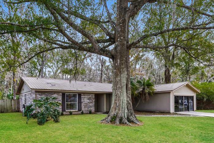 1413 Dolphin St - Photo 2 of 14