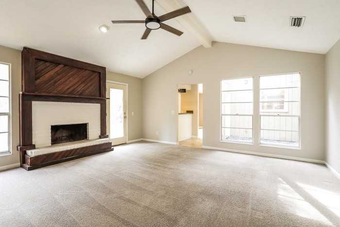 1413 Dolphin St - Photo 4 of 14