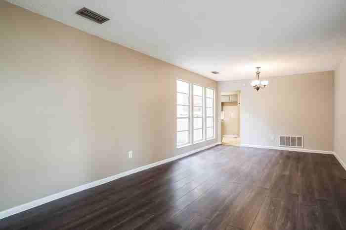 1413 Dolphin St - Photo 5 of 14