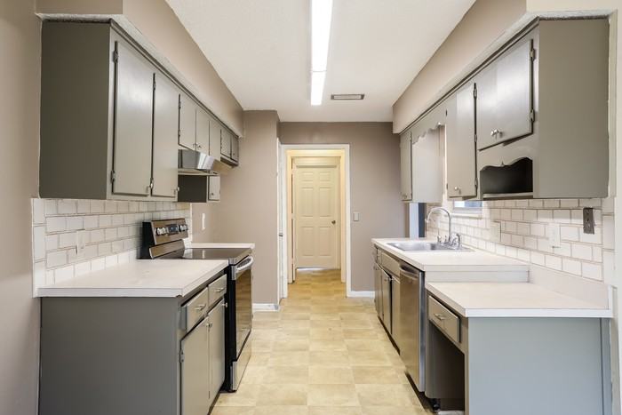 1413 Dolphin St - Photo 6 of 14