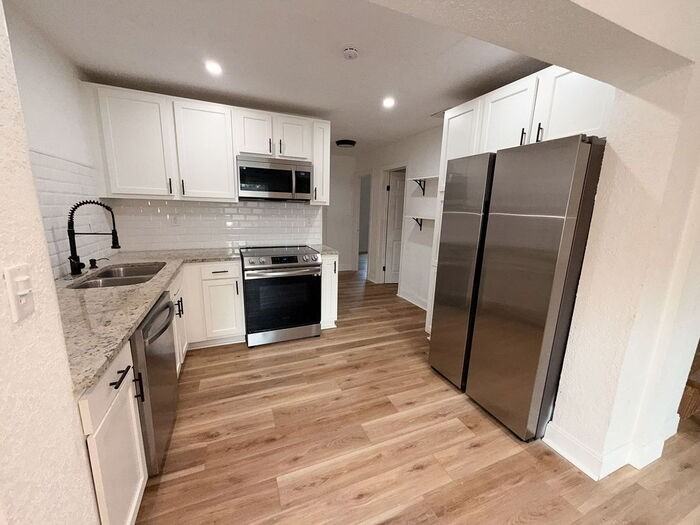 4009 Deleuil Ave - Photo 6 of 41