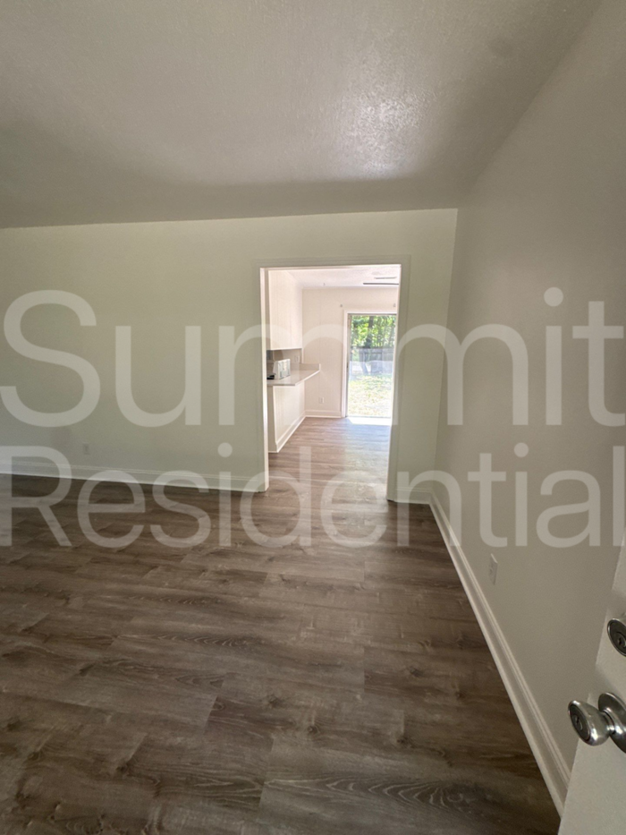 503 Berkeley Dr - Photo 2 of 12