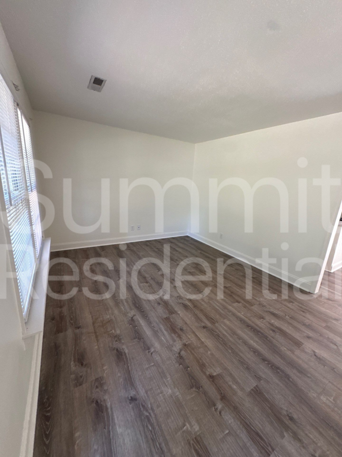 503 Berkeley Dr - Photo 3 of 12