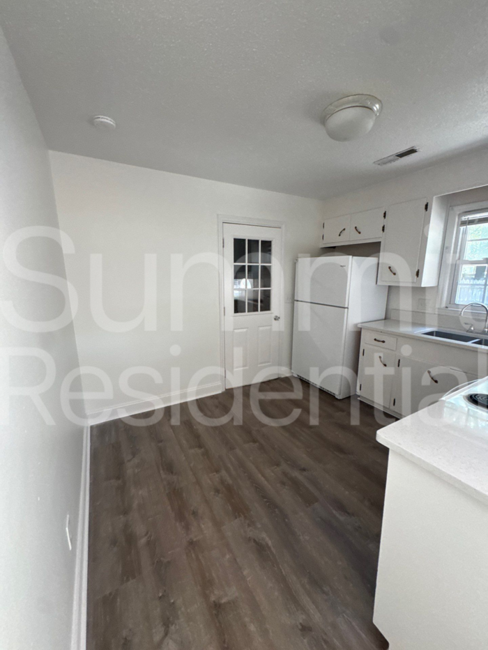 503 Berkeley Dr - Photo 4 of 12