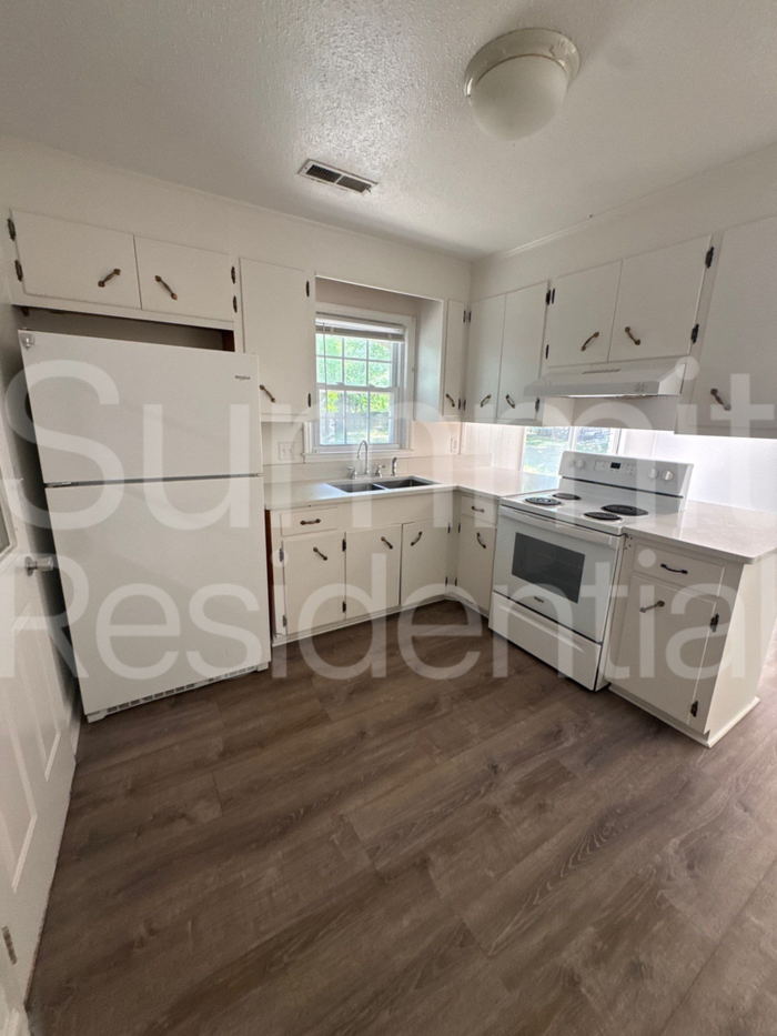 503 Berkeley Dr - Photo 5 of 12