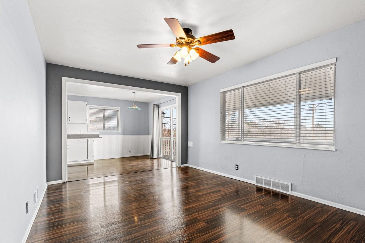 701 S Navajo St - Photo 4 of 20