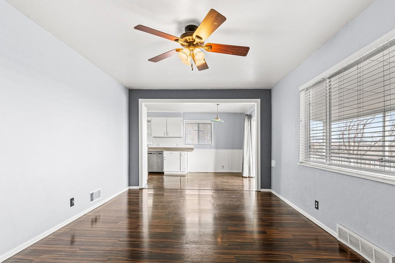 701 S Navajo St - Photo 5 of 20