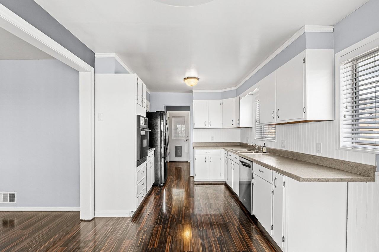 701 S Navajo St - Photo 7 of 20