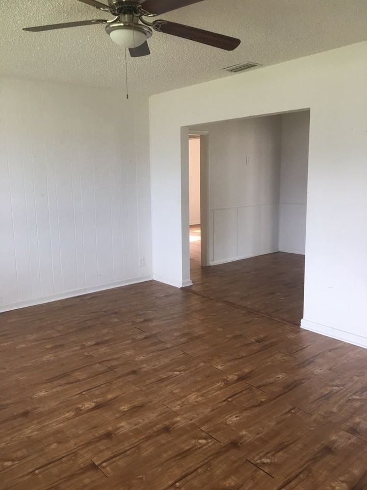 8330 63rd Way N - Photo 3 of 19