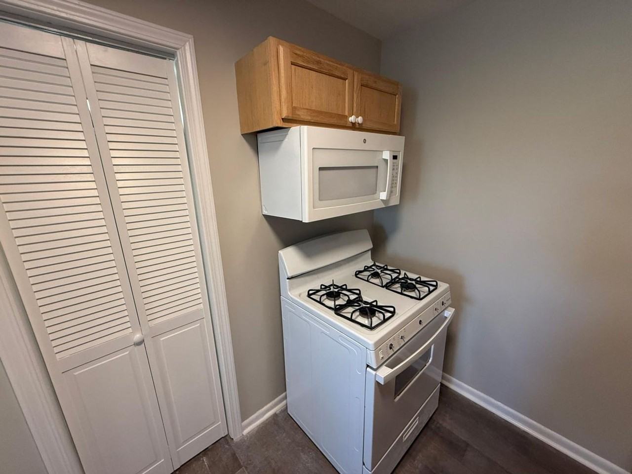 213 N Ann St #4 - Photo 5 of 19