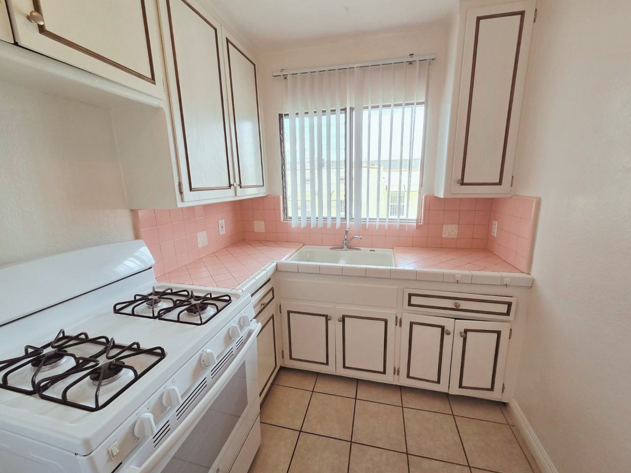 830 Crenshaw Blvd #8 - Photo 6 of 13