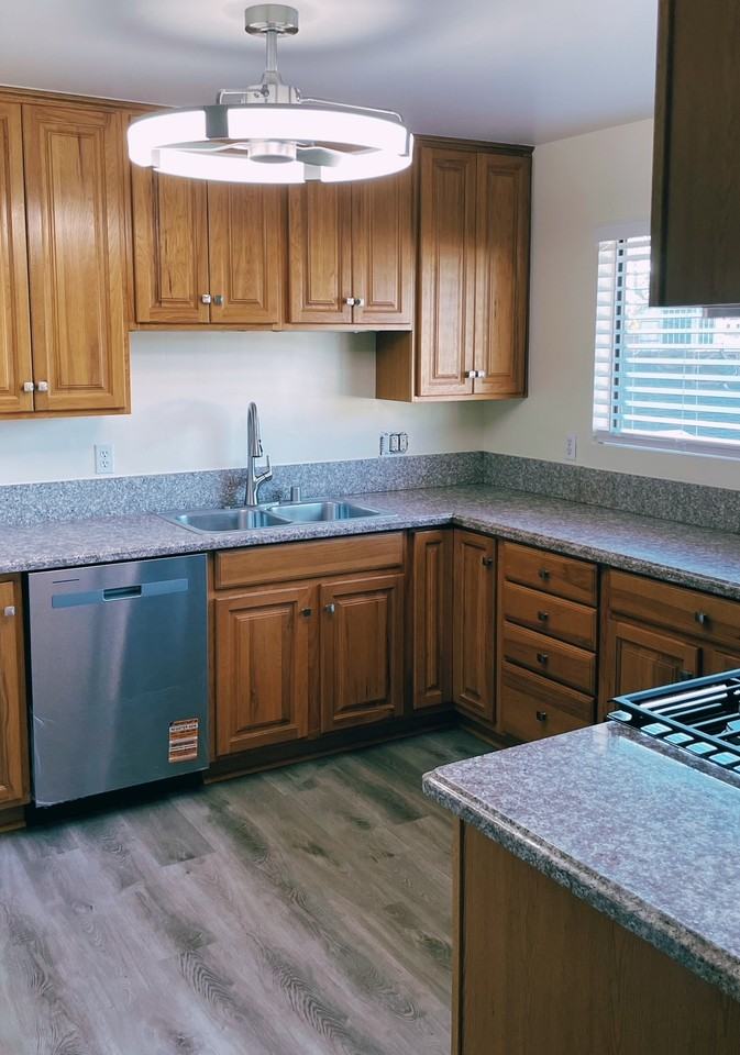 842 N Screenland Dr #C - Photo 3 of 5