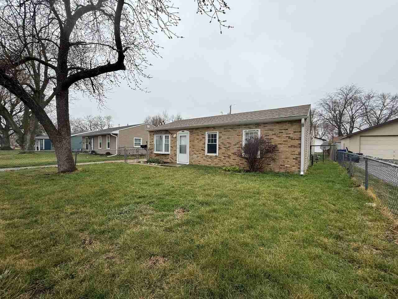 1114 Hiatt St - Photo 2 of 4