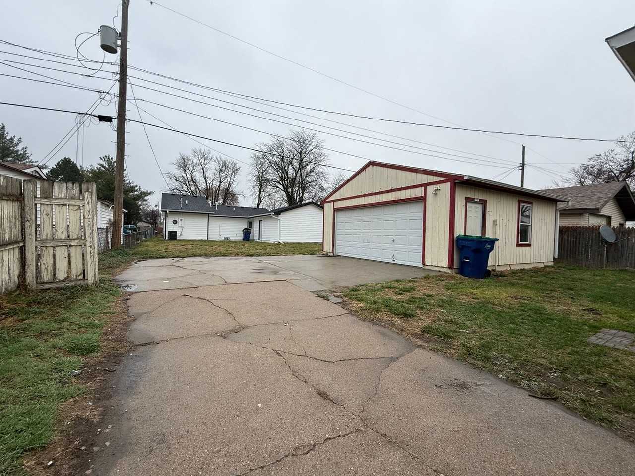 1114 Hiatt St - Photo 3 of 4