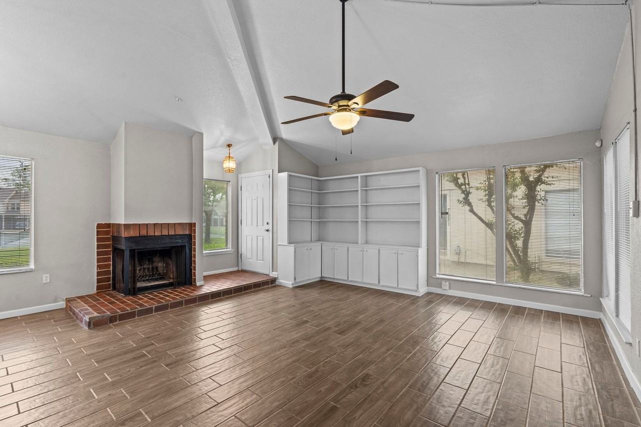 7823 Bateman Ln - Photo 4 of 29