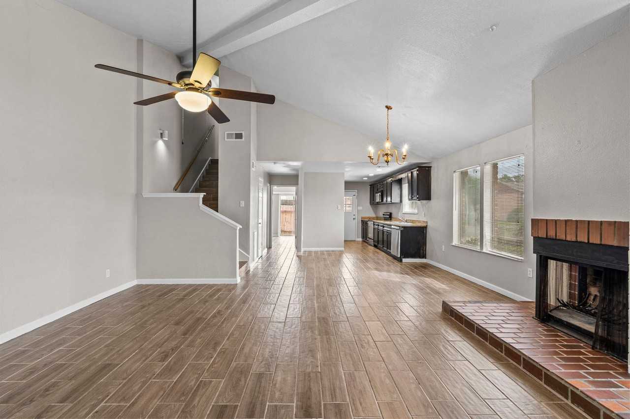 7823 Bateman Ln - Photo 5 of 29