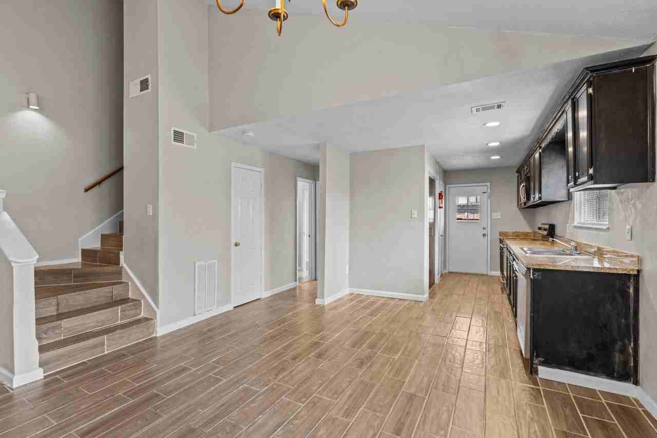 7823 Bateman Ln - Photo 6 of 29