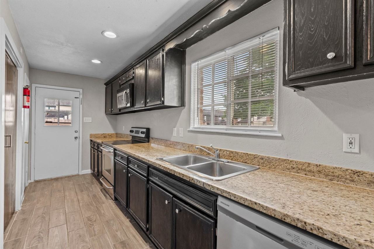 7823 Bateman Ln - Photo 7 of 29