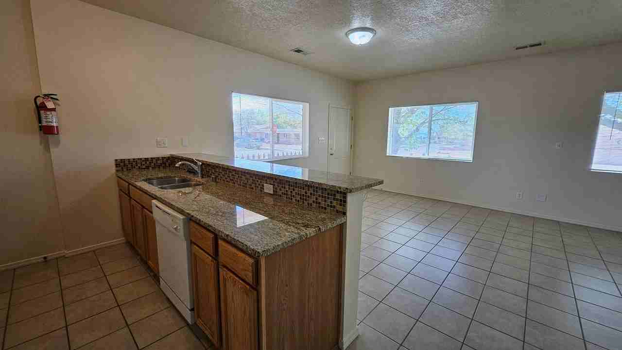 5401 Marble Ave Ne - Photo 6 of 22