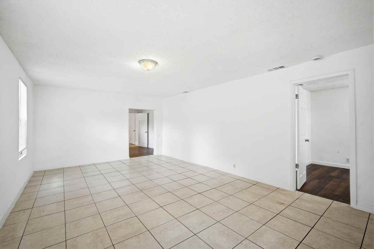 10019 N Jasmine Ave - Photo 5 of 23