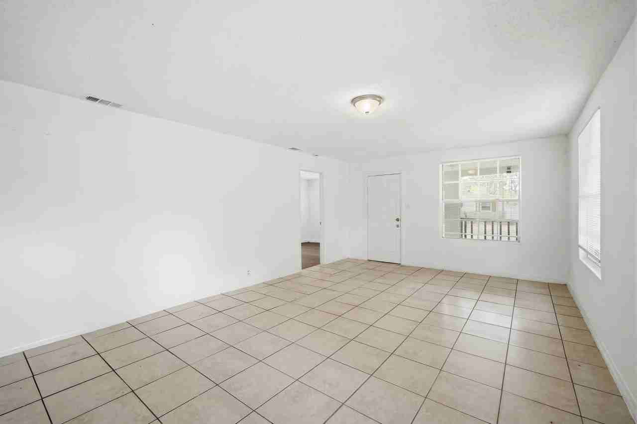 10019 N Jasmine Ave - Photo 6 of 23