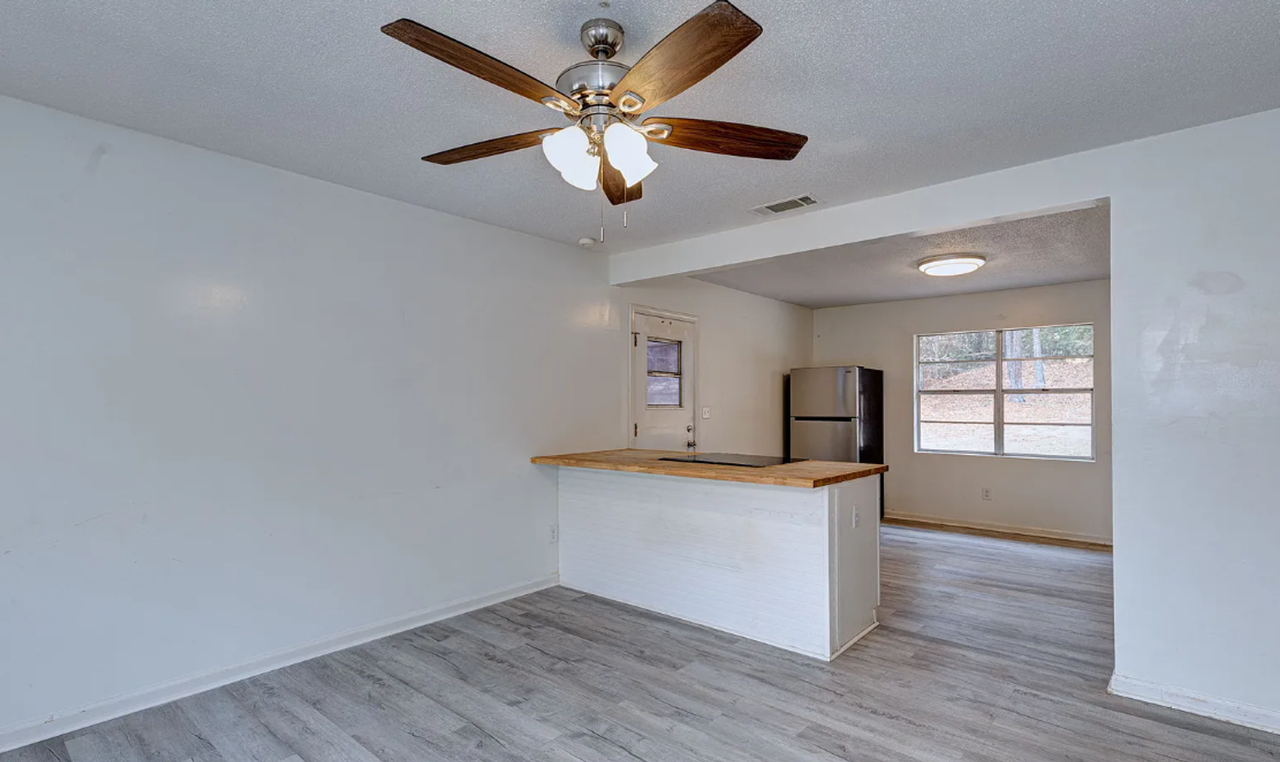 1029 Amber Dr - Photo 2 of 17