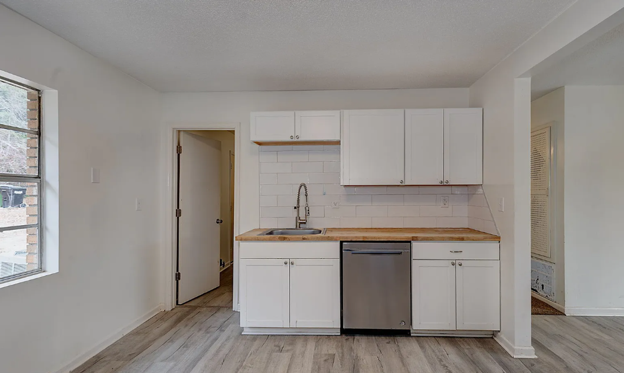 1029 Amber Dr - Photo 3 of 17