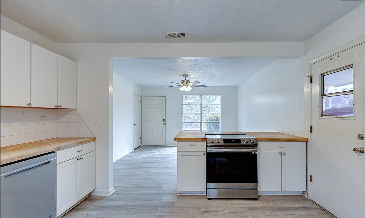 1029 Amber Dr - Photo 4 of 17