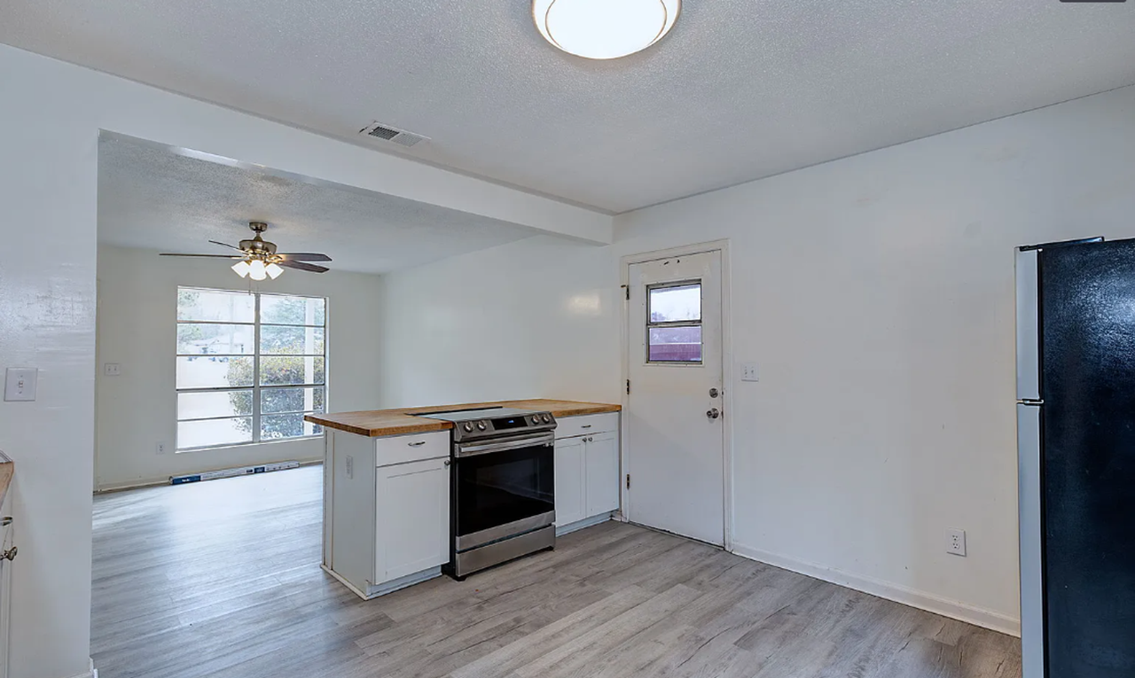 1029 Amber Dr - Photo 5 of 17