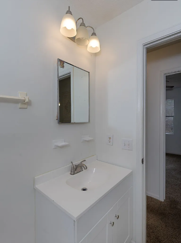 1029 Amber Dr - Photo 6 of 17