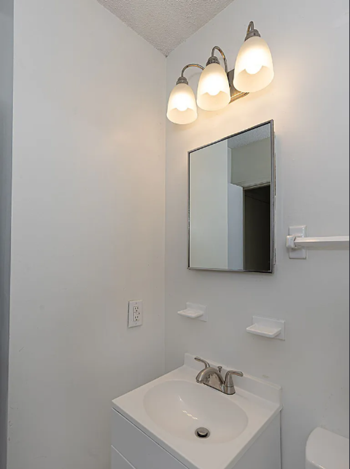 1029 Amber Dr - Photo 7 of 17